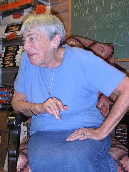 Урсула Ле Гуин на встрече с читателями в одном из книжных магазинов, июль 2004